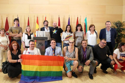 Representantes de asociaciones en defensa de lesbianas, gays, transexuales, bisexuales y más de Castilla y León en una imagen de archivo. HDS