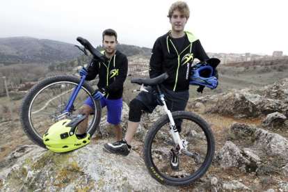 Iván y Sancho Díez posan con sus monociclos preparados para salir a entrenar.-LUIS ÁNGEL TEJEDOR