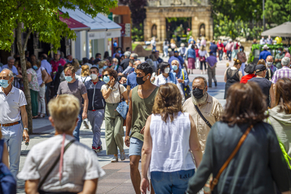 Numerosas personas transitan por El Collado en una imagen de este verano. MARIO TEJEDOR