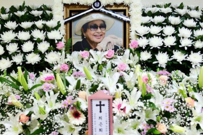 Homenaje floral a la actriz surcoreana Choi Eun-hee.-.42967352 (AFP)