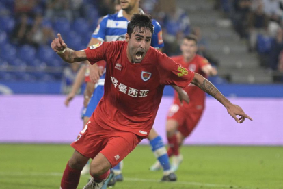 Escassi celebra el gol sobre la bocina que le daba al Numancia el empate en Riazor.-Área 11