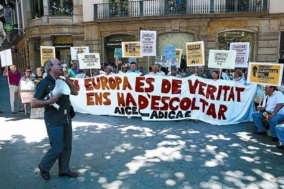 Concentración de afectados por preferentes y cláusulas suelo convocada por Adicae ante la sede de la UE en Barcelona.-RICARD CUGAT