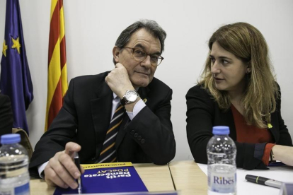 El presidente del PDECat, Artur Mas, y la coordinadora general, Marta Pascal, en la reunión de la ejecutiva del partido, este lunes.-JOAN CORTADELLAS