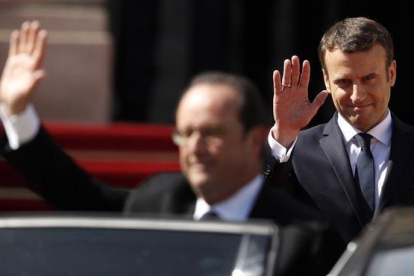 El ex presidente de Francia abandona en coche la residencia oficial del jefe del Estado-