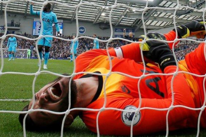 Lloris, en la desafortunada acción que le costó una grave lesión y el primer gol del Brighton.-