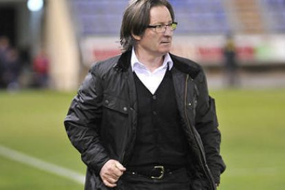 El entrenador del Numancia, Juan Antonio Anquela, durante un partido en Los Pajaritos. / DIEGO MAYOR-