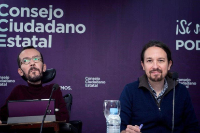 El secretario general de Podemos, Pablo Iglesias, junto al secretario de Organización, Pablo Echenique, durante la reunion de urgencia del Consejo Ciudadano Estatal del partido-EFE