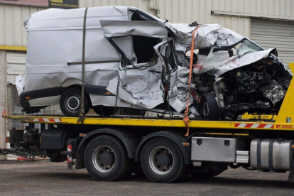 Estado en el que ha quedado el microbús tras chocar con un camión, en Francia.-AFP / THIERRY ZOCCOLAN