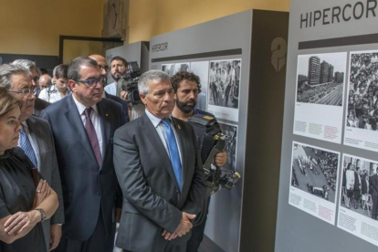 Foto de líderes en la exposición sobre el atentado de Hipercor.-FERRAN SENDRA