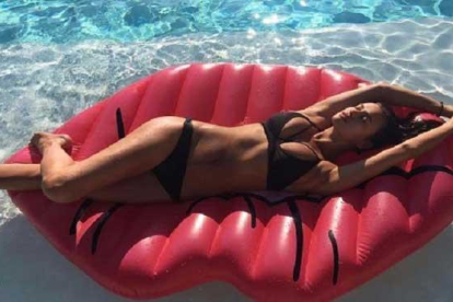 La modelo rusa ha publicado una foto en sus redes sociales luciendo tipazo en bikini.-INSTAGRAM
