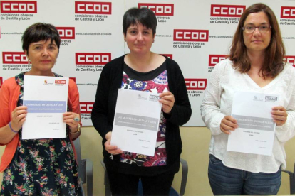 Rosa Eva Martínez, Ana Romero y Cristina Ochagavía, ayer, en Soria.-