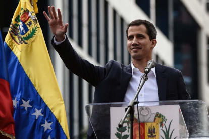 Juan Guaidó ofrece una futura amnistía a Nicolás Maduro.-FEDERICO PARRA (AFP)