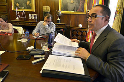 Luis Rey durante su comparecencia ante los medios de comunicación. / Á.M.-