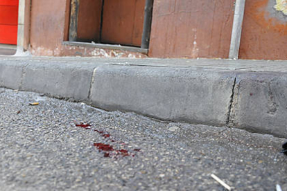 Restos de sangre en la calle de Rota de Calatañazor. / DIEGO MAYOR-