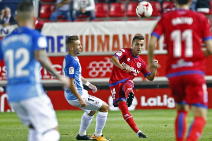 Luis Valcarce despeja el balón durante el partido del Numancia en Los Pajaritos ante el Málaga.-MARIO TEJEDOR