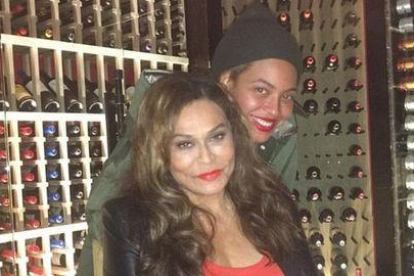 Beyoncé, con su madre Tina, durante la cena de cumpleaños de esta en el restaurante Del Frisco Grilles de Santa Mónica (California).-INSTAGRAM