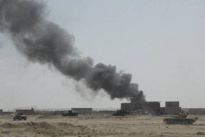 Una columna de humo se eleva en las afueras de Ramadi tras enfrentamientos enre el Ejército iraquí y los combatientes del Estado Islámico.-Foto: RUTERS / STRINGER