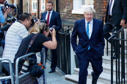 Boris Johnson abandona la oficina central de su campaña en Londres.-AP / TOLGA AKMEN