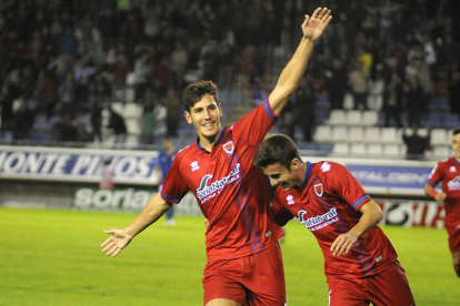 Alex Alegría celebra uno de los nueve goles que lleva anotados este curso con la elástica rojilla.-Diego Mayor