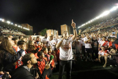 Míchel celebrando el asencenso a Primera como entrenador del Rayo.-EFE