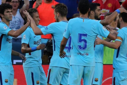 Los jugadores del Barça se felicitan tras el gol de Neymar con el que batieron al United en Washington.  Los jugadores del Barça se felicitan tras el gol de Neymar con el que batieron al United en Washington.-CARLOS BARRIA