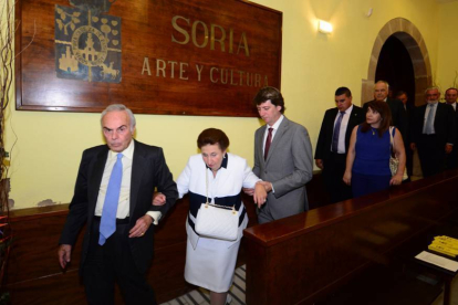 De izquierda a derecha, Carlos Zurita, la infanta Margarita de Borbón y el alcalde, Carlos Martínez.-ÁLVARO MARTÍNEZ