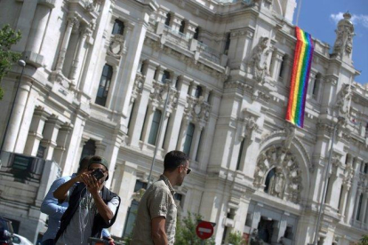 La bandera multicolor del colectivo LGTB, en la fachada del Ayuntamiento de Madrid con motivo de las fiestas del Orgullo en el 2017.-DAVID CASTRO