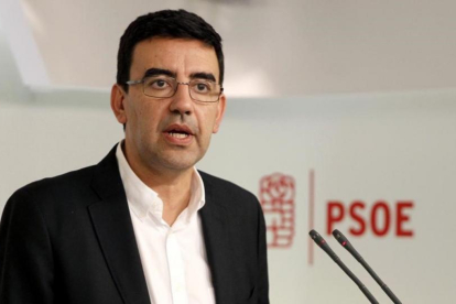 El portavoz de la gestora del PSOE, Mario Jiménez, en la sede del partido.-EFE