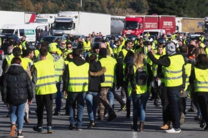 Una manifestación de chalecos amarillos bloquea el paso del tráfico en el peaje de la localidad francesa de Le Boulou.-RAYMOND ROIG (AFP)
