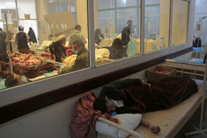 Varios pacientes con cólera son atendidos en un hospital de Saná.-HANI MOHAMMED