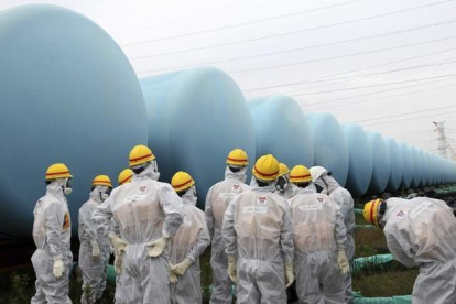 Inspectores internacionales revisan la situación de los tanques de agua en Fukushima, el pasado agosto.-AP