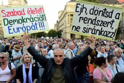 Manifestación opositora, el viernes ante el Parlamento, en Budapest.-AFP / ATTILA KISBENEDEK