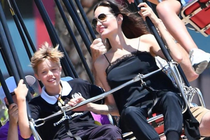 Jolie se divierte en Disneyland con su hija Shiloh.-GTRES