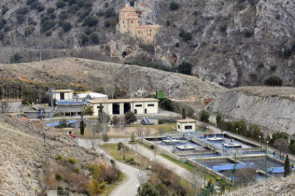 La actual depuradora de Soria ubicada frente a la ermita de San Saturio. / ÁLVARO MARÍNEZ-