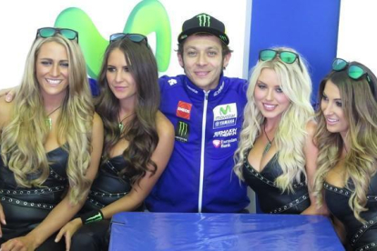 Valentino Rossi y cuatro chicas de Monster, su patrocinador personal, en la improvisada sala de prensa del Movistar Yamaha.-EMILIO PÉREZ DE ROZAS