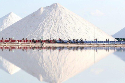 Los ciclistas del Dimension Data, junto a las montañas de sal de Torrevieja.-PHOTOGOMEZ SPORT