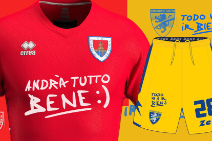 Las equipaciones del CD Numancia y el Frosinone Calcio con la frase que lucirán en sus próximos compromisos. HDS