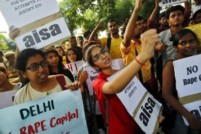 Estudiantes indios protestan por las recientes violaciones de menores frente al cuartel general de la Policia, en Nueva Deli, este domingo.-REUTERS / ANINDITO MUKHERJEE