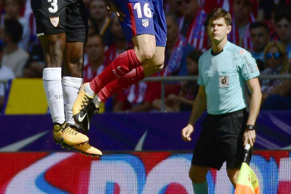 César Noval Font, durante un Atlético-Sevilla de la pasada temporada.-AFP