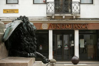 Una sucursal de Veneto Banca, en la ciudad italiana de Venecia.-REUTERS/ALESSANDRO BIANCHI