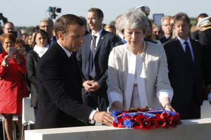 Emmanuel Macron y Theresa May, en el memorial británico del desembarco de Normandía, en Ver-Sur-Mer.-REUTERS POOL