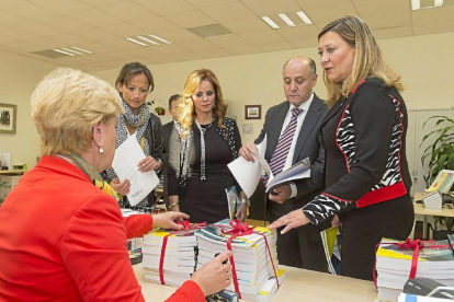 La consejera de Economía y Hacienda, Pilar del Olmo, registró ayer en las Cortes los primeros presupuestos de la legislatura-Ical