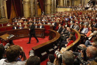 Carles Puigdemont se dispone a intervenir en el Parlament.-JULIO CARBÓ