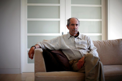 Philip Roth posa en su casa de Nueva York, en 2010.-REUTERS