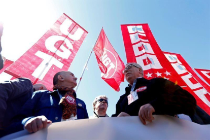 Toxo (d) y Pepe Álvarez (i), encabezan la manifestación.-EFE