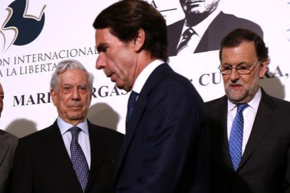 En el homenaje a Mario Vargas Llosa,en la Casa de America, Rajoy y Aznar ni se miran ni se saludan.-DAVID CASTRO