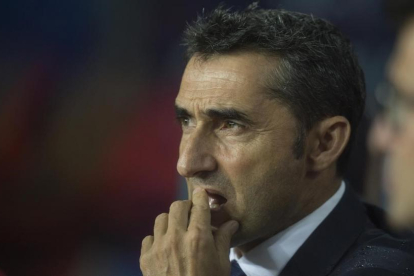 Valverde observa el Barça-Olympiacos en el Camp Nou-JORDI COTRINA