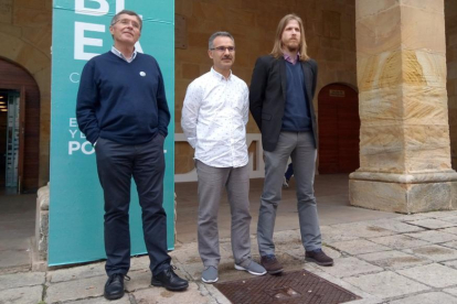 Lohrer, Pastrana y Fernández posan ante los soportales de la Audiencia.-TOÑO CARRILLO