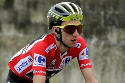 Simon Yates, último ganador de la Vuelta, con el jersey de líder en la edición 2018.-EFE / MANU BRUQUE
