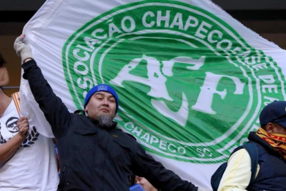 Seguidores del Club America ondean banderas del Chapecoense.-AP / EUGENE HOSHIZO